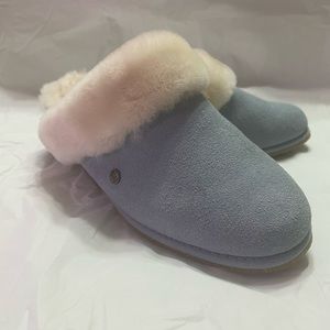 BearPaw Ladon Powder Blue Slippers. Women’s size 5. Suede sole.